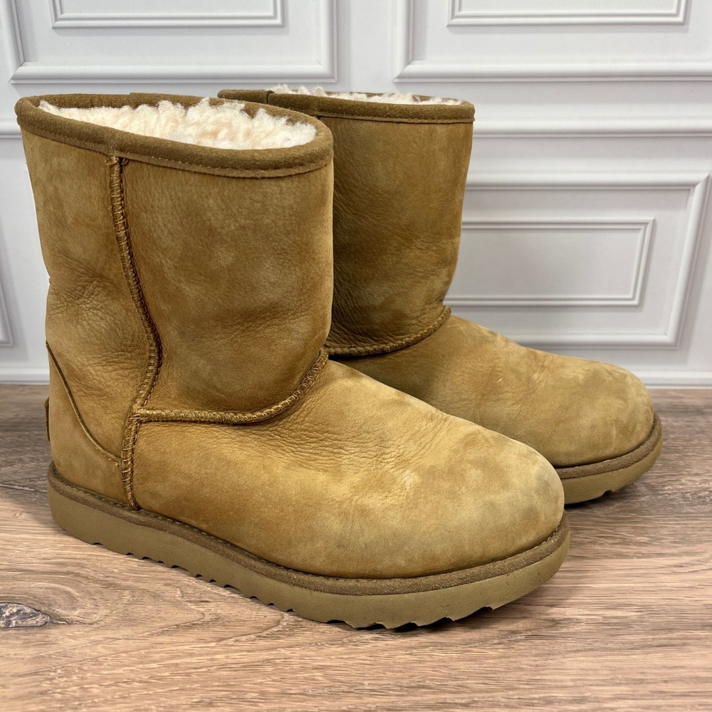 UGG Classic Short II Boots Kids Chestnut Sheepskin Suede 1019622 Size 2
